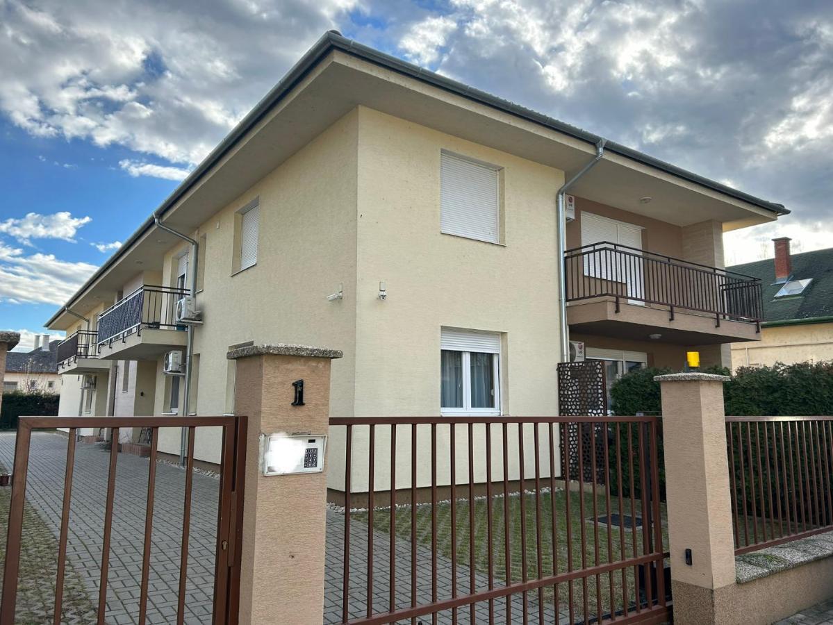 Cac Wellness Apartment Шіофок Екстер'єр фото